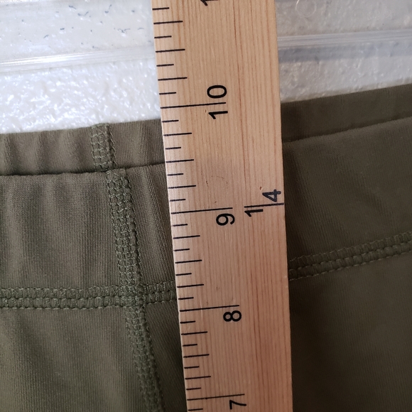 Lululemon 10 olive green crops w slit - Picture 4 of 8